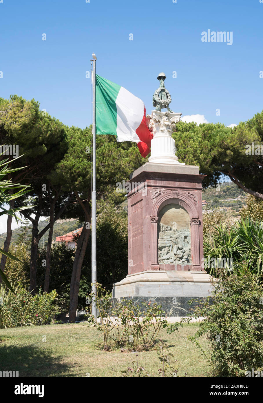 Bandiera Italiana e Memoriale di guerra a Ventimiglia, Liguria, Italia, Europa Foto Stock