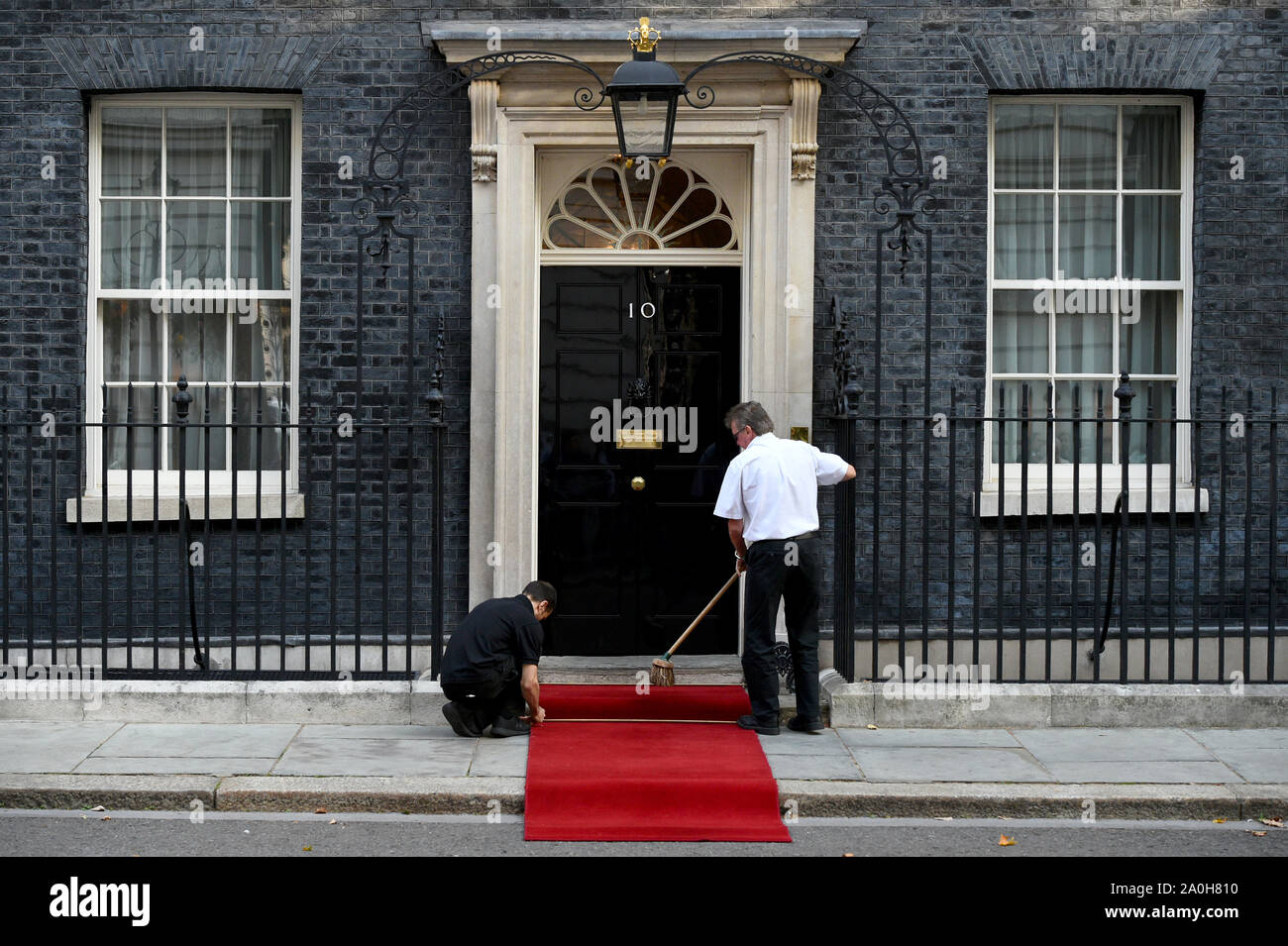 Il tappeto rosso al di fuori 10 Downing Street è preparato in anticipo di un incontro tra il primo ministro Boris Johnson e l'Emiro del Qatar, Sceicco Tamim Bin Hamad Al Thani a Londra. Foto Stock