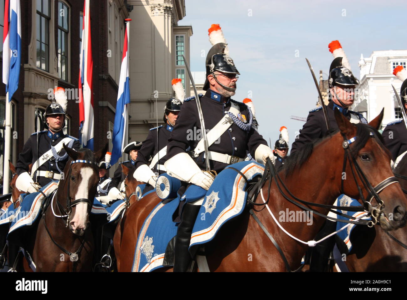 I militari della truppa scortato il corteo reale su Prinsjesdag presentazione annuale della politica di governo al parlamento dalla Regina Beatrice. Foto Stock