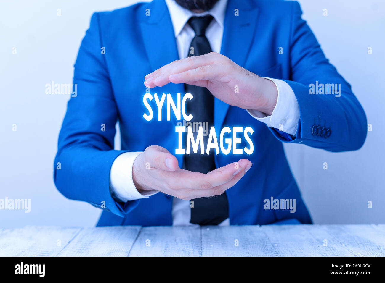 La scrittura della nota che mostra le immagini di sincronizzazione. Il concetto di business per la realizzazione di foto identiche in tutti i dispositivi accessibili ovunque l'uomo stive vuote carta con copia spac Foto Stock