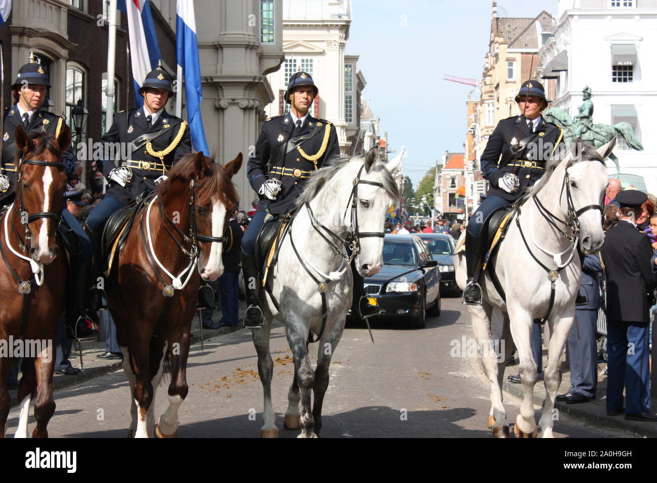 I militari della truppa scortato il corteo reale su Prinsjesdag presentazione annuale della politica di governo al parlamento dalla Regina Beatrice. Foto Stock