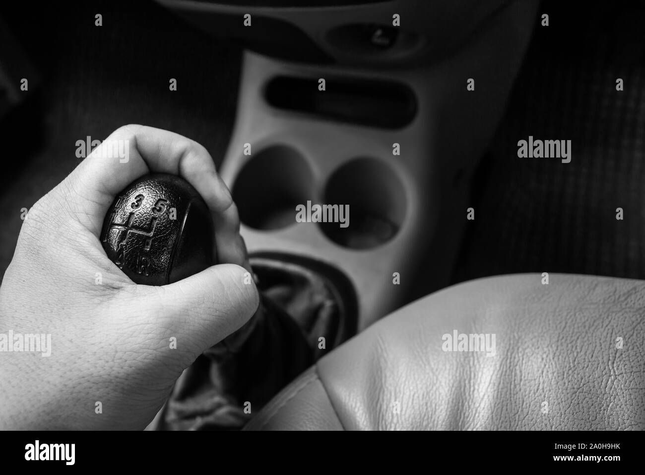 Uomo alla guida di auto di controllo con una trasmissione manuale auto. Foto Stock