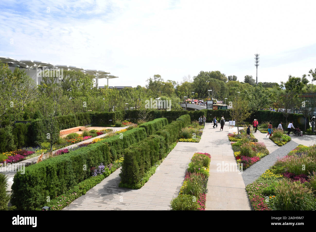 (190920) -- PECHINO, Sett. 20, 2019 (Xinhua) -- la gente visita di Hong Kong Garden presso il Beijing International mostra orticola in Pechino, capitale della Cina, Sett. 19, 2019. Conosciuta come la "Perla dell'Oriente', Hong Kong ha una area di terra di oltre 1.100 chilometri quadrati. La metropoli che vanta non solo i suoi ben noti punti di riferimento architettonici ma anche bellissimi paesaggi naturali. Varie landforms offrono habitat per gli animali e per le piante in città. E di Hong Kong ha messo gli sforzi sulla protezione ecologica per anni per raggiungere uno sviluppo sostenibile. La Beijing International Horticultural SCAR Foto Stock