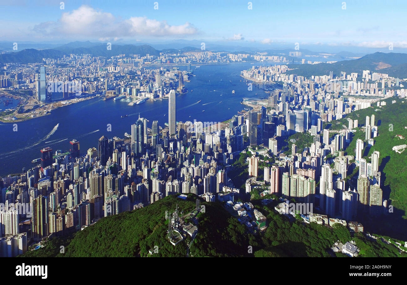 (190920) -- PECHINO, Sett. 20, 2019 (Xinhua) -- foto aerea adottate il 27 giugno 2017 illustra il paesaggio, su entrambi i lati del Porto Victoria a Hong Kong, Cina del sud. Conosciuta come la "Perla dell'Oriente', Hong Kong ha una area di terra di oltre 1.100 chilometri quadrati. La metropoli che vanta non solo i suoi ben noti punti di riferimento architettonici ma anche bellissimi paesaggi naturali. Varie landforms offrono habitat per gli animali e per le piante in città. E di Hong Kong ha messo gli sforzi sulla protezione ecologica per anni per raggiungere uno sviluppo sostenibile. La Beijing International mostra ortoculturale Foto Stock