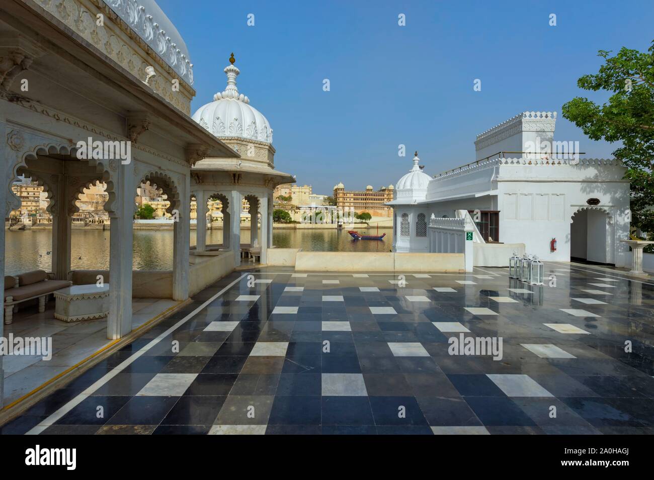 Lake Palace Hotel con vista sul Palazzo di Città, Udaipur, Rajasthan, India Foto Stock