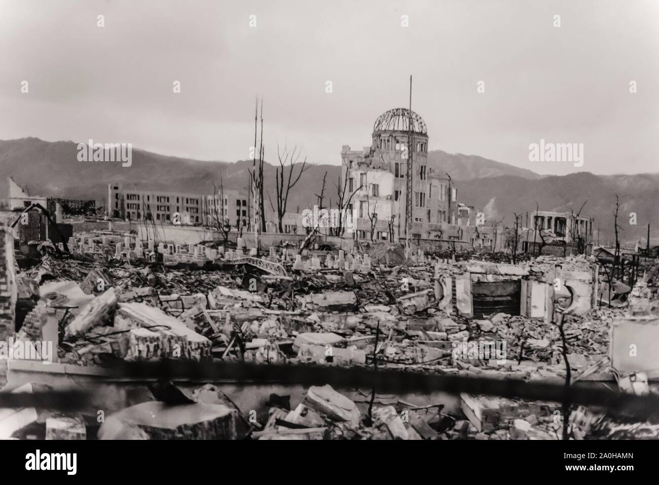 Storica la fotografia in bianco e nero, rovine con la cupola della bomba atomica dopo la caduta della Hiroshima la bomba atomica di Hiroshima e al Museo Memoriale della Pace Foto Stock