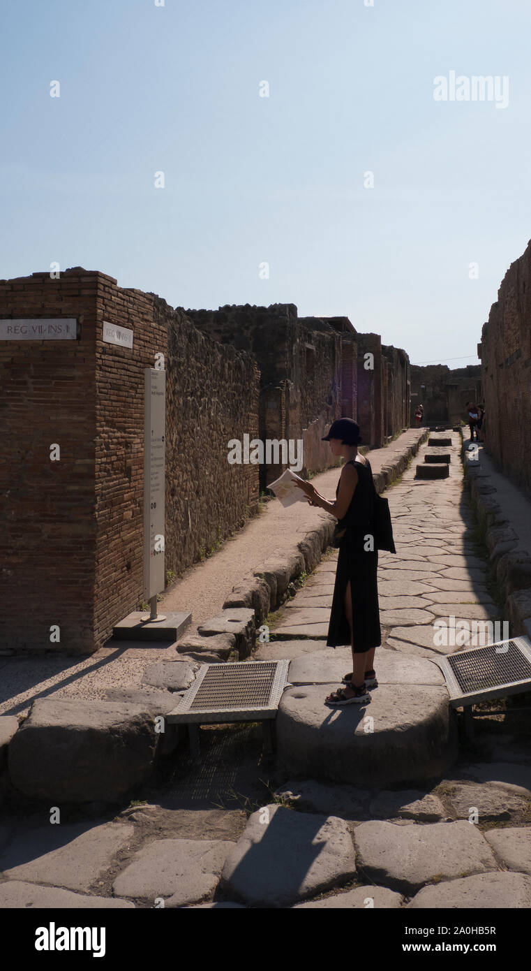 Femmina in giapponese risveglio turistico attraverso le strade di Pompei, Campania Italia Foto Stock