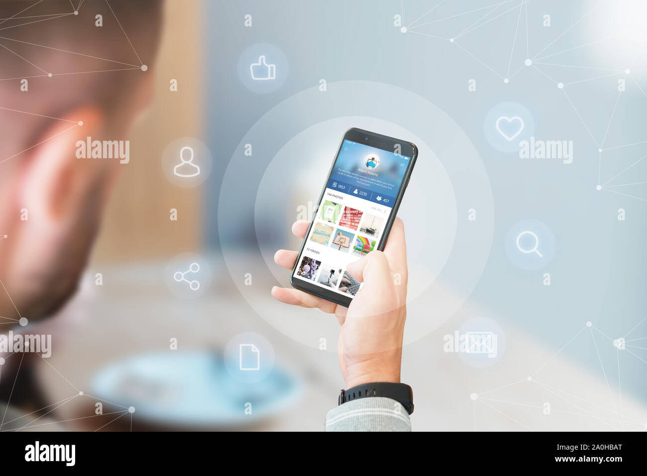 Man tenere premuto smart phone con social network il concetto di app. Concetto off sodial media marketing. Come, account, condividere file, cuore, ricerca e palloncini di posta Foto Stock
