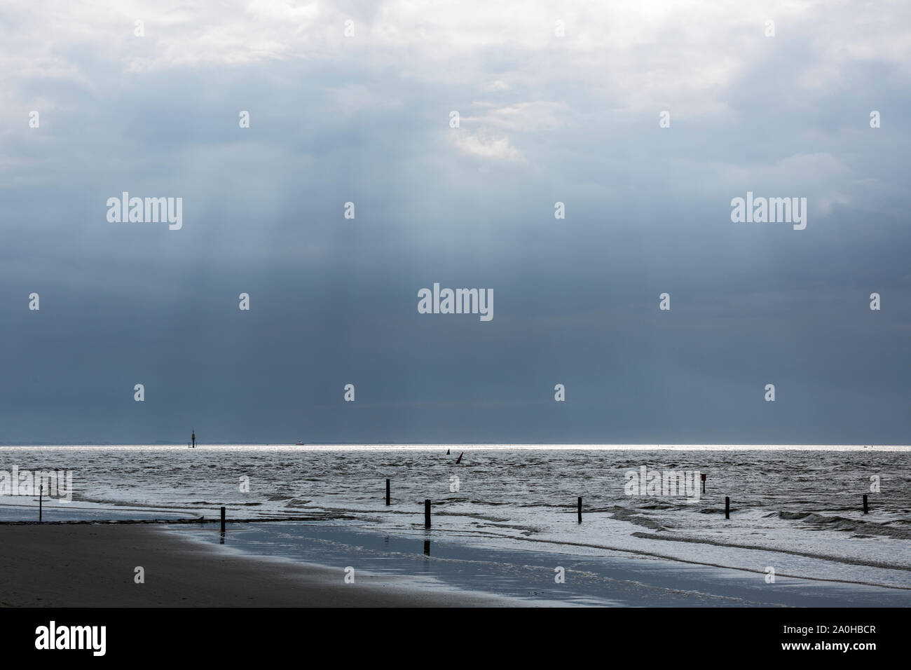 Norderney, Weststrand, Strand, Meer, Himmel, Regenwolken, Sonnenlicht, Messstelle Foto Stock