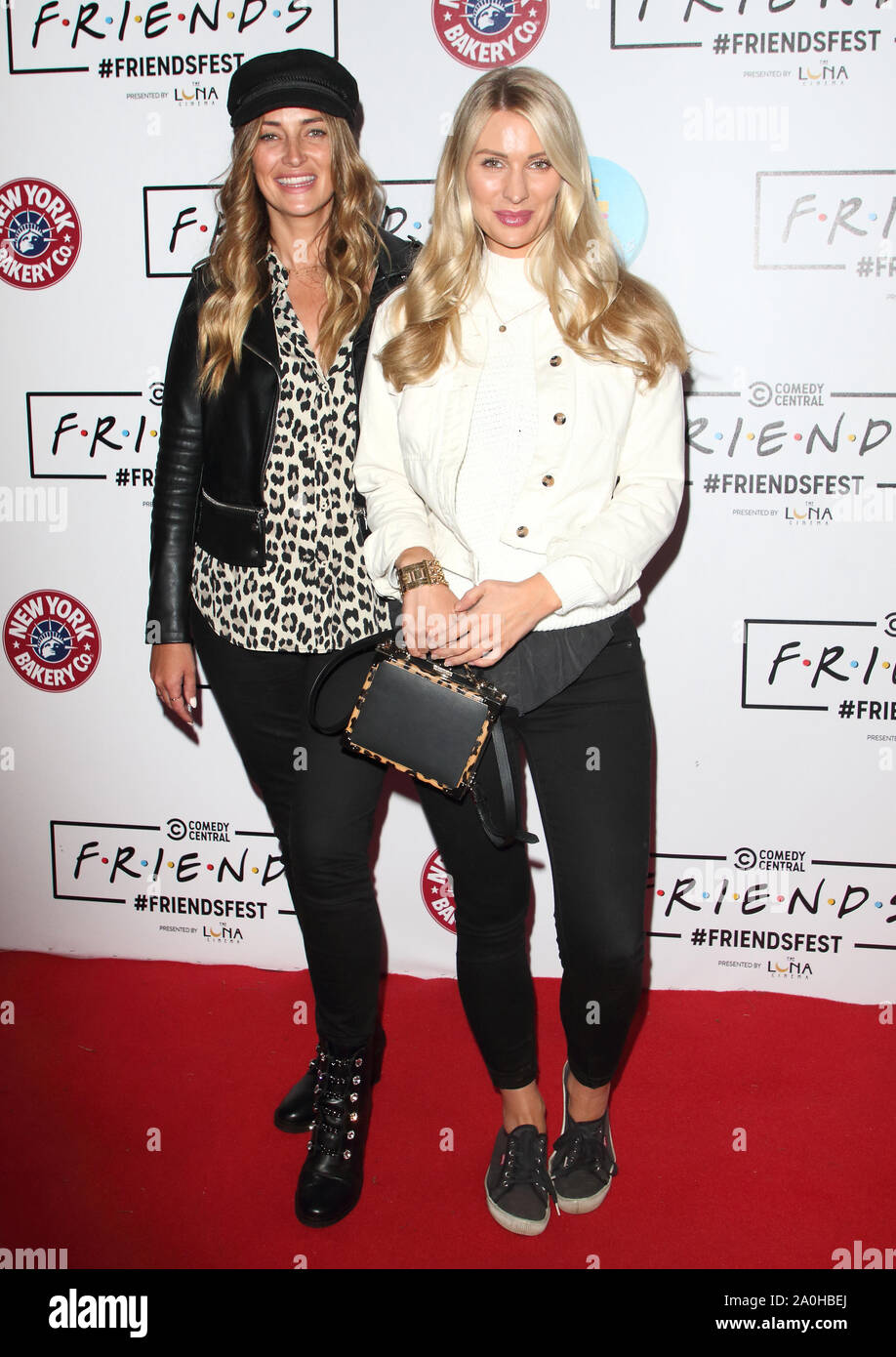 Fran Newman-Young e Olivia Newman-Young arrivare sul tappeto rosso durante la FriendsFest 2019 a Kennington Park a Londra. Foto Stock