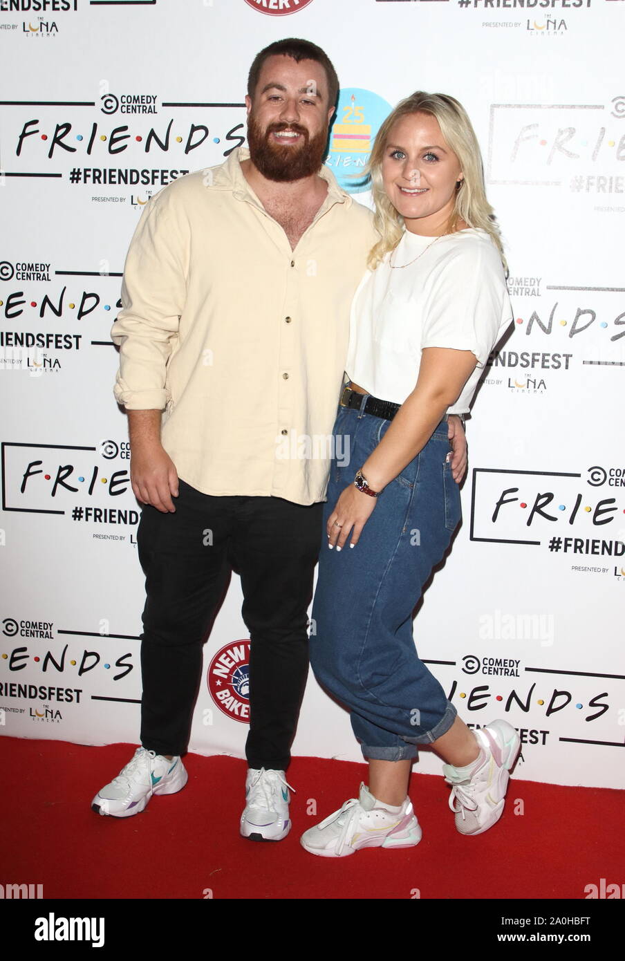 Tom verde e Emily Forman arriva sul tappeto rosso durante la FriendsFest 2019 a Kennington Park a Londra. Foto Stock