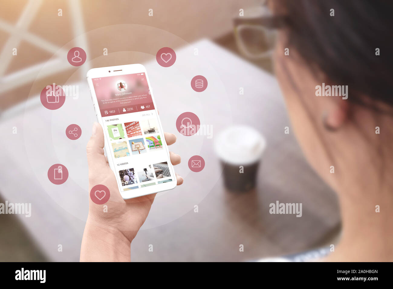 Ragazza utilizzare social network app su smart phone. Concetto di social network marketing e promozione. Foto Stock