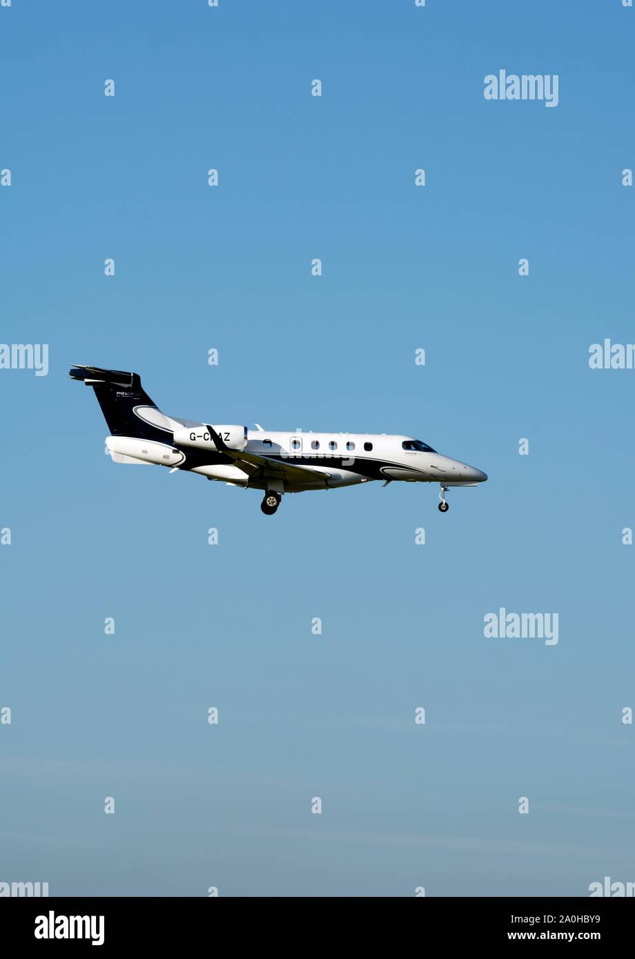 Embraer Phenom 300 l'atterraggio all'Aeroporto di Birmingham, UK (G-CKAZ) Foto Stock