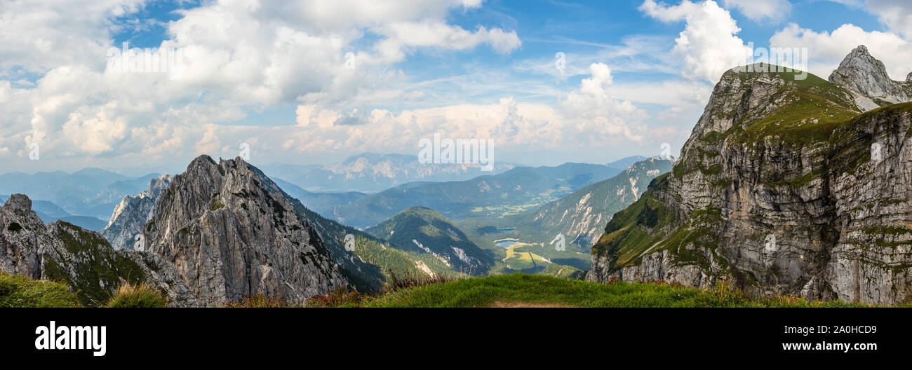 Panorama delle Alpi Giulie con Fusine in Valromana, Mount Buconig e Mangart catena. Preso dal Monte Traunig, Travnik vicino Mangard sella. L'Italia. Foto Stock