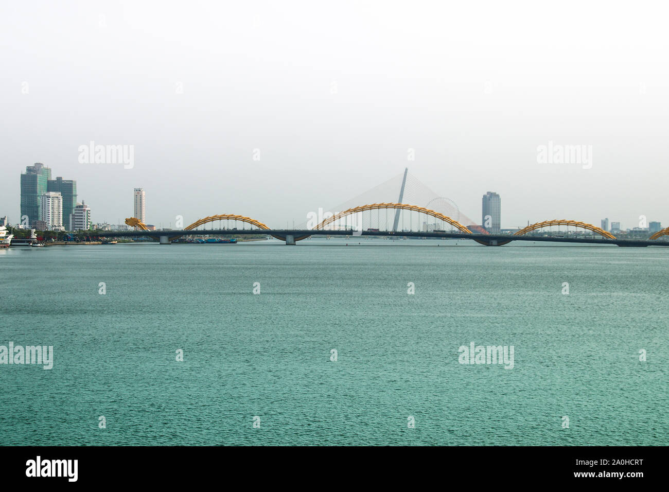 Il famoso Ponte del Drago d'oro nella città di da nang in Vietnam Foto Stock