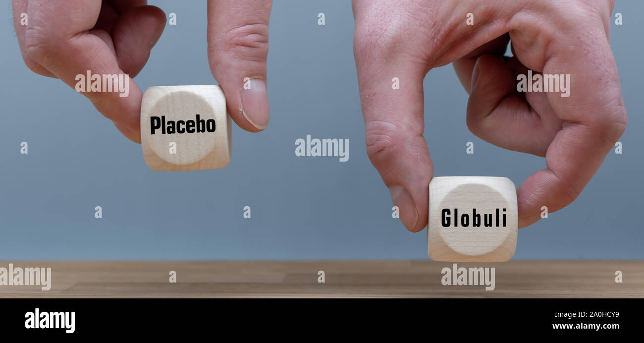 L omeopatia effetto oltre l'effetto placebo ? Seleziona mano cubo con la parola tedesca "ovuli' ('globulo di' in inglese invece del cubo con il Ge Foto Stock