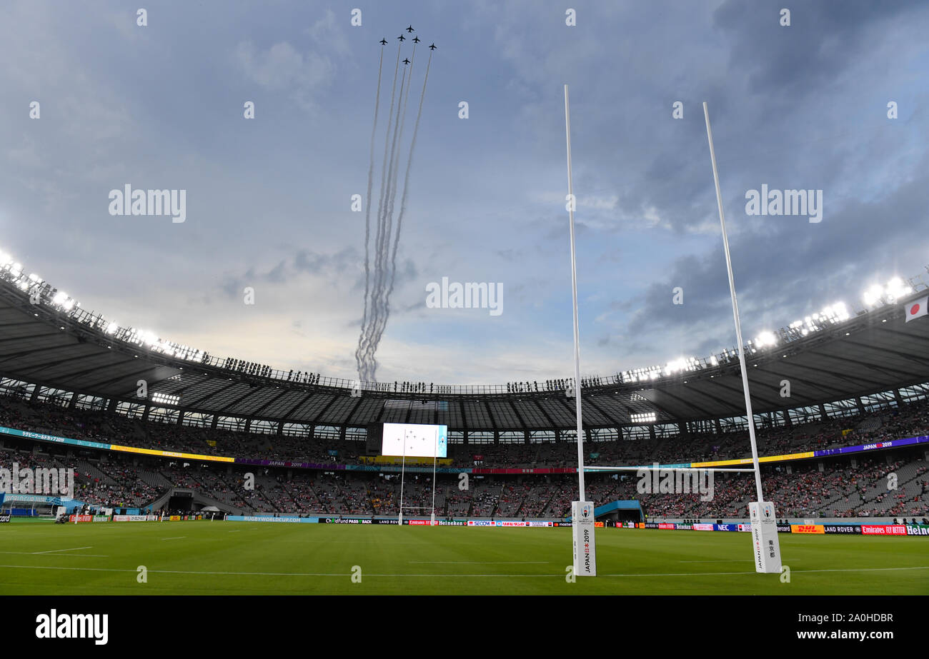 Giapponese 'Blu' impulso getti volare oltre la terra prima della piscina una corrispondenza tra il Giappone e la Russia al Tokyo Stadium, Tokyo, Giappone. Picture Data: venerdì 20 settembre, 2019. Vedere PA storia RUGBYU Giappone. Foto di credito dovrebbe leggere: Ashley Western/filo PA. Restrizioni: solo uso editoriale. Rigorosamente nessun uso commerciale o di associazione. Immagine ancora utilizzare solo. Utilizzo implica l'accettazione di RWC 2019 T&Cs (in particolare la sezione 5 di RWC 2019 T&Cs) a: https://bit.ly/2knOId6 Foto Stock