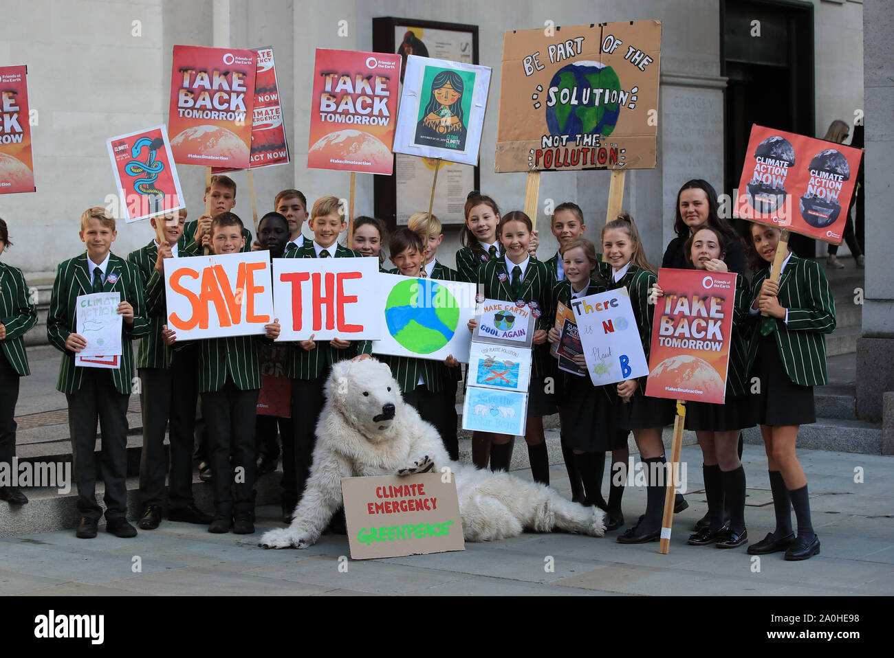 Bambini da Terra Nova scuola secondaria nel Cheshire frequentare la UK Student clima in rete per il clima globale sciopero in Manchester. Foto Stock