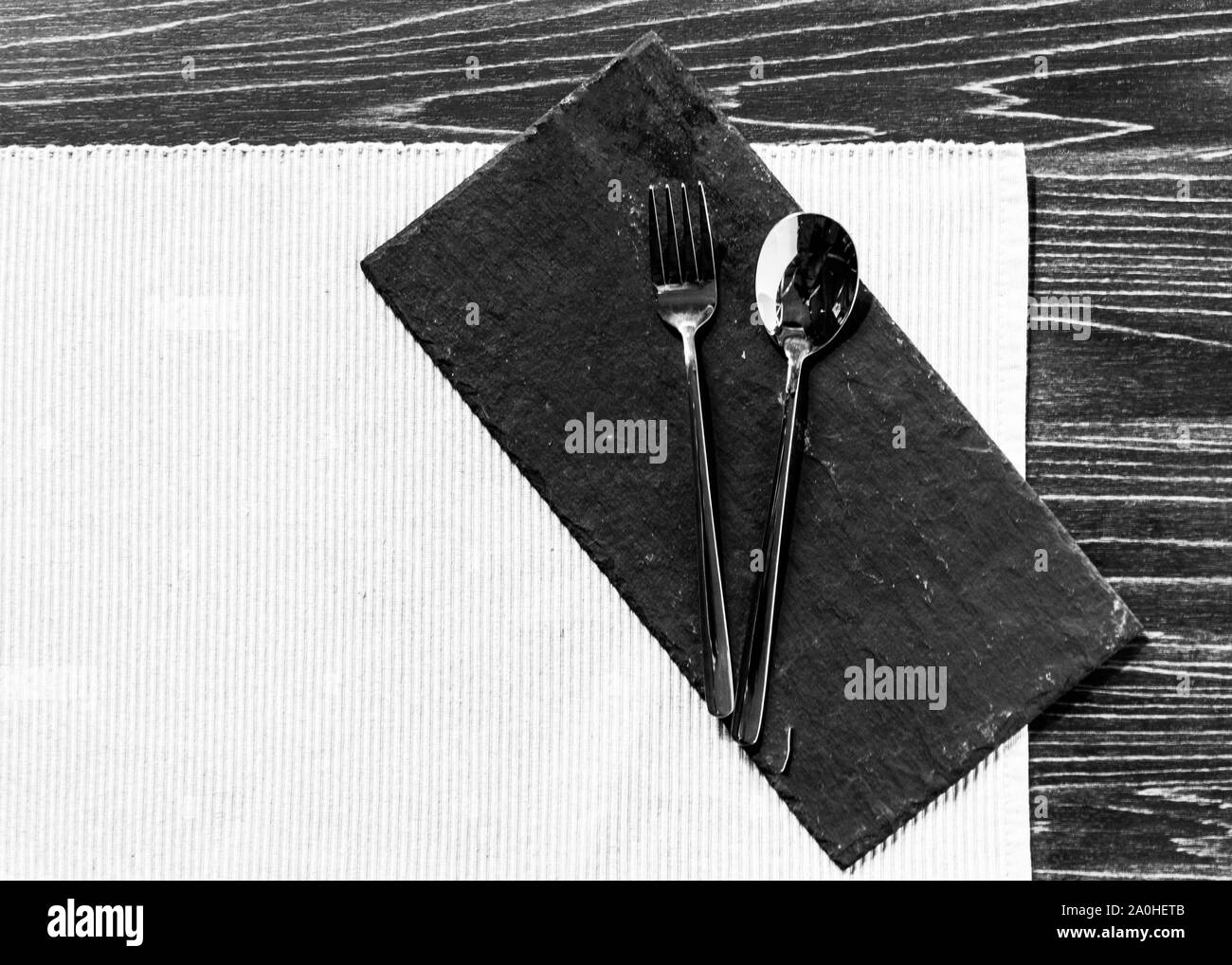 Piastra vuota con argento Cucchiaio e forchetta piatto da pranzo, spazio di copia Foto Stock