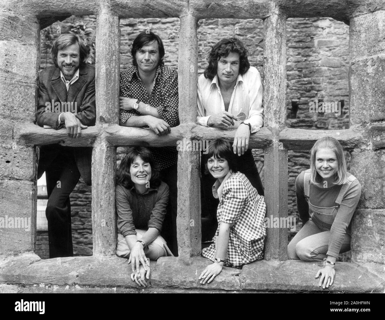 Ludlow Festival 1973 cast di 'un racconto inverni' protagonisti LtoR top John Brown, Michael Elphick e Sebastian Graham Jones, anteriore Ann Morrish, Jenny Twigge e Janet Key Foto Stock