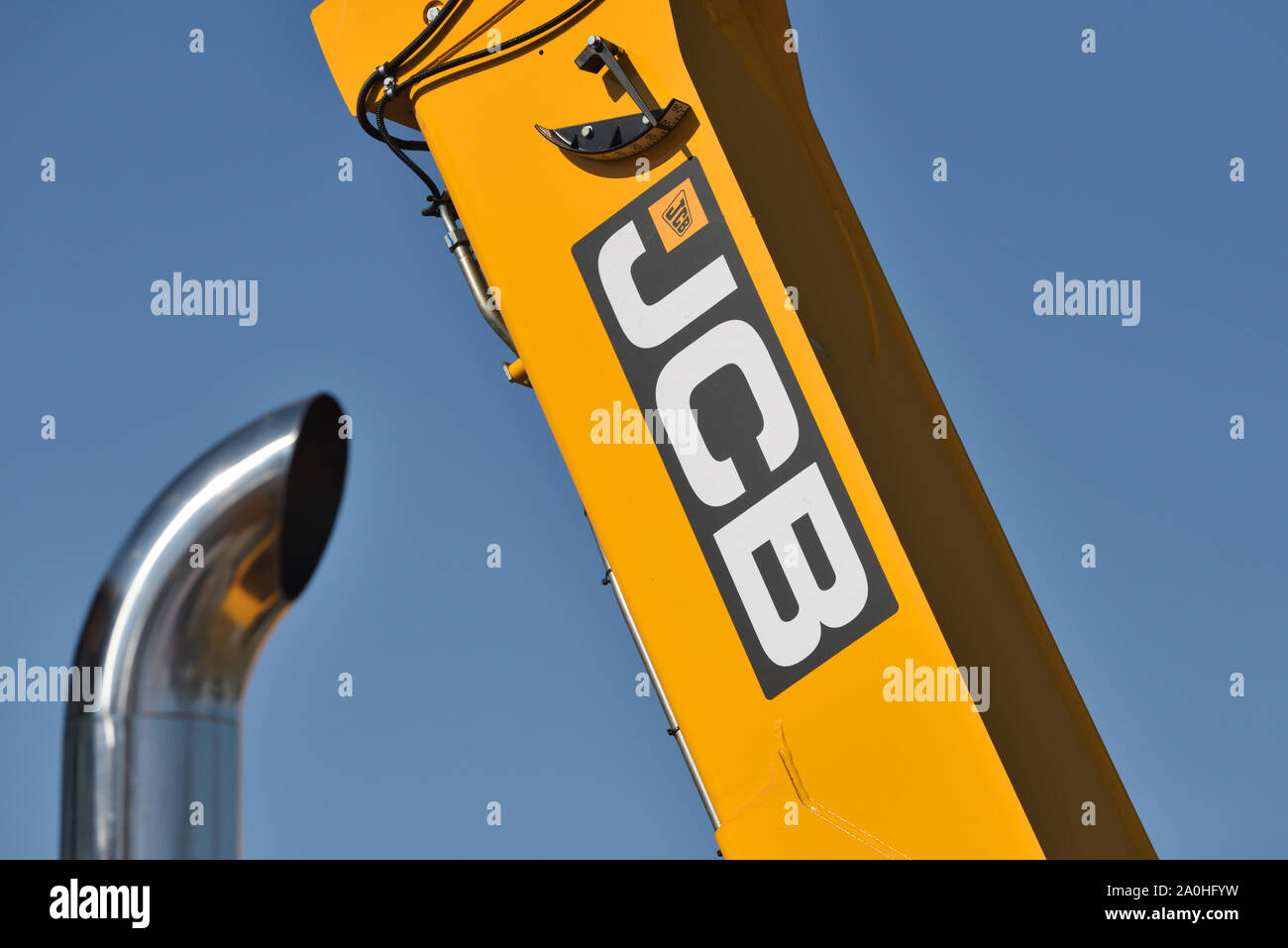 Kaunas, Lituania - 04 Aprile: JCB per impieghi pesanti veicolo con equipaggiamento e il logo a Kaunas on April 04, 2019. JCB Corporation è la fabbricazione di apparecchiature per c Foto Stock