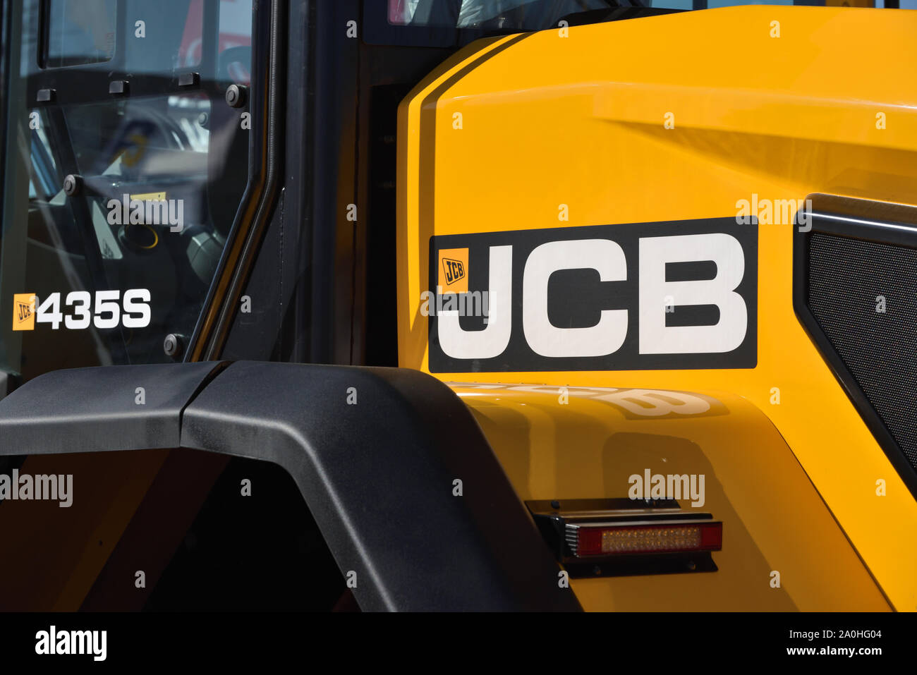 Kaunas, Lituania - 04 Aprile: JCB per impieghi pesanti veicolo con equipaggiamento e il logo a Kaunas on April 04, 2019. JCB Corporation è la fabbricazione di apparecchiature per c Foto Stock