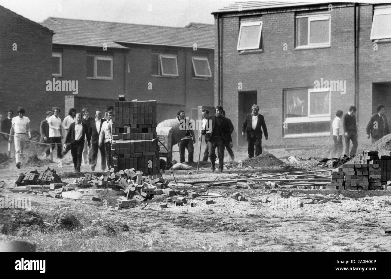 Lavoratori edili battenti picchetti sul sito di costruzione Brookside edilizia abitativa 6 settembre 1972. Union of Construction, Alleed Trades e Technicians i membri UCATT hanno picked cantieri a Shrewsbury e Telford che hanno portato alla causa di corte sono stati Ricky Tomlinson e Des Warren sono stati imprigionati per cospirazione. Le loro condanne sono state ribaltate dalla corte d'appello nel 2021. Foto Stock