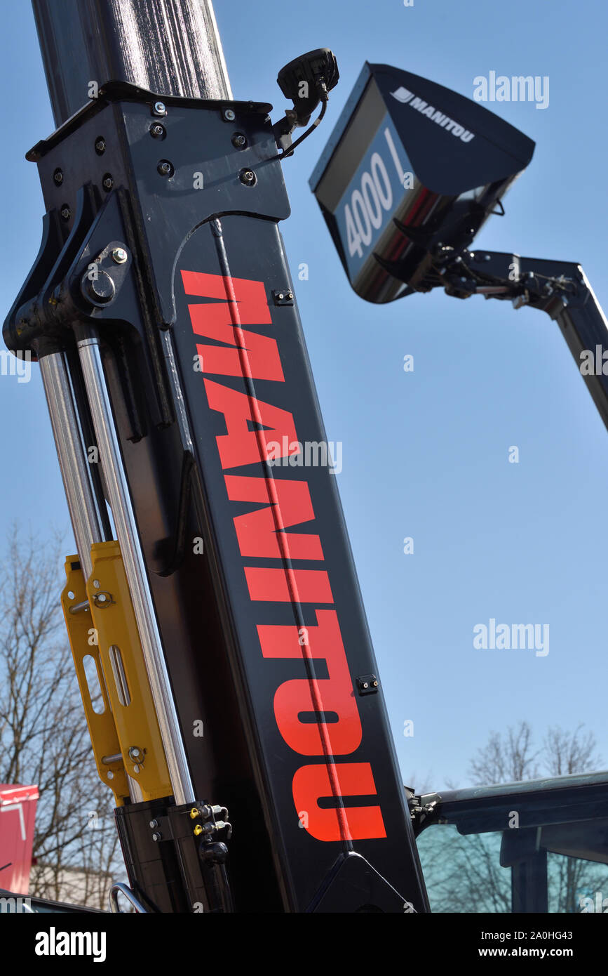 Kaunas, Lituania - 04 Aprile: Manitou carrello trattore particolare e logo in Kaunas in aprile 04, 2019. Manitou è una ditta che realizza elevatori a forche, cherry pi Foto Stock