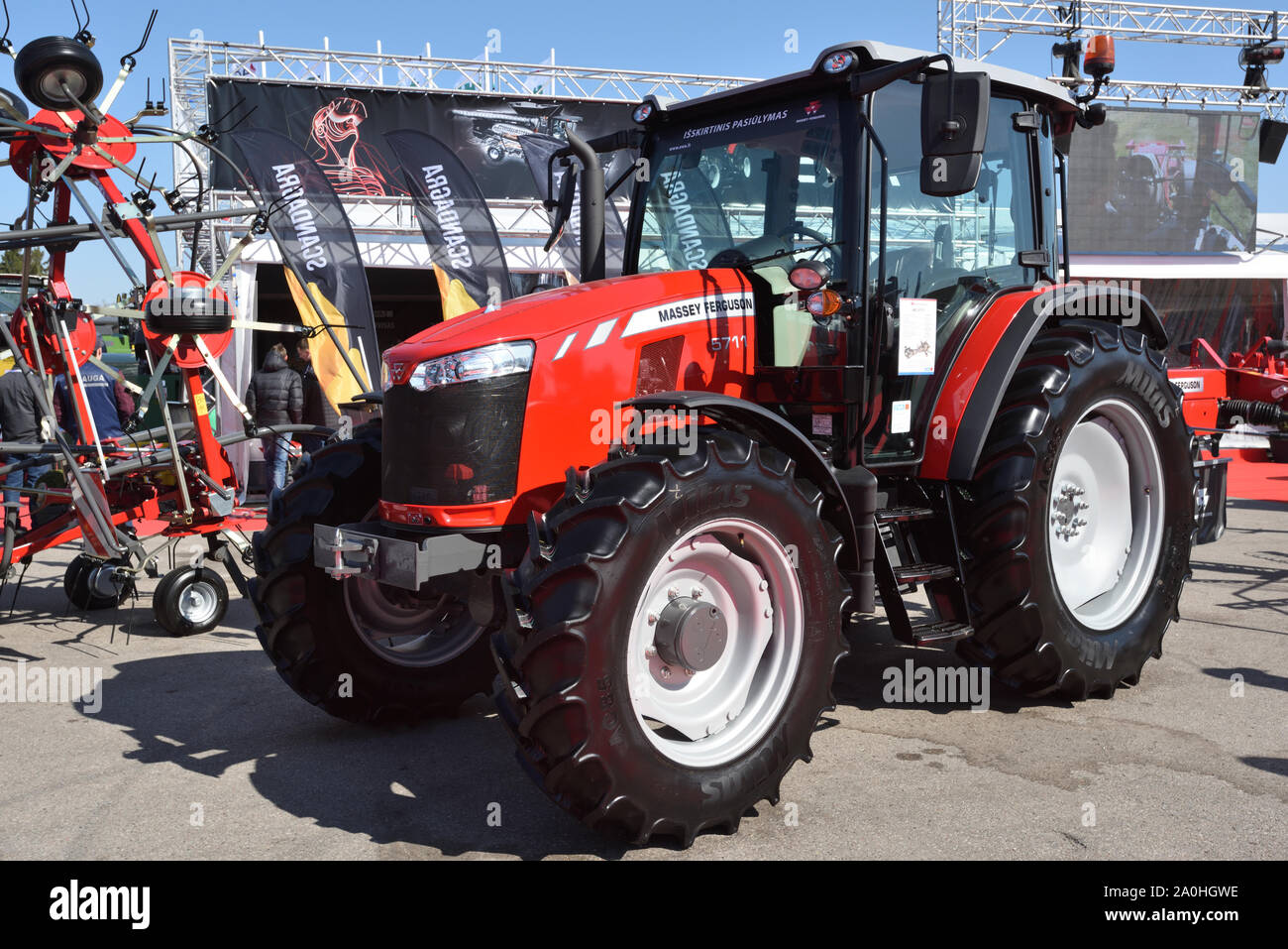 Kaunas, Lituania - 04 Aprile: trattore Massey Ferguson e il logo a Kaunas on April 04, 2019. Deutz-Fahr è un marchio di trattori e altre attrezzature agricole Foto Stock