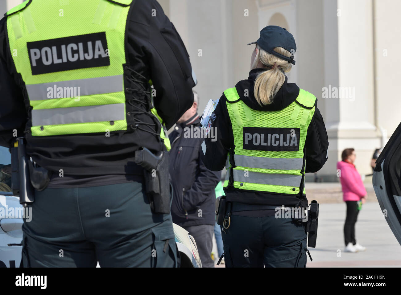 Vilnius, Lituania - 06 Aprile: gli ufficiali di polizia nella città vecchia di Vilnius on April 06, 2019 in Vilnius Lituania. Vilnius è la capitale della Lituania e la sua Foto Stock