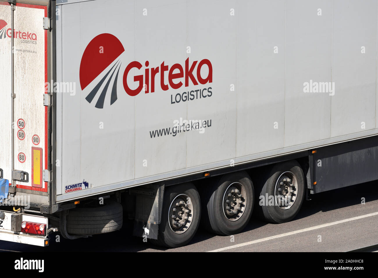 Vilnius, Lituania - 18 Aprile: Girteka carrello su autostrada strada a Vilnius il 18 aprile 2019. Logistica Girteka è leader in Europa in base patrimoniale i trasporti Foto Stock