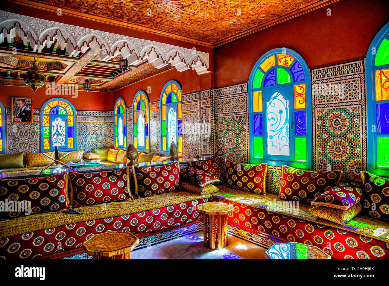 L'hotel ornato interna a Essaouira, mantenendo il tipico stile marocchino e colori. Foto Stock