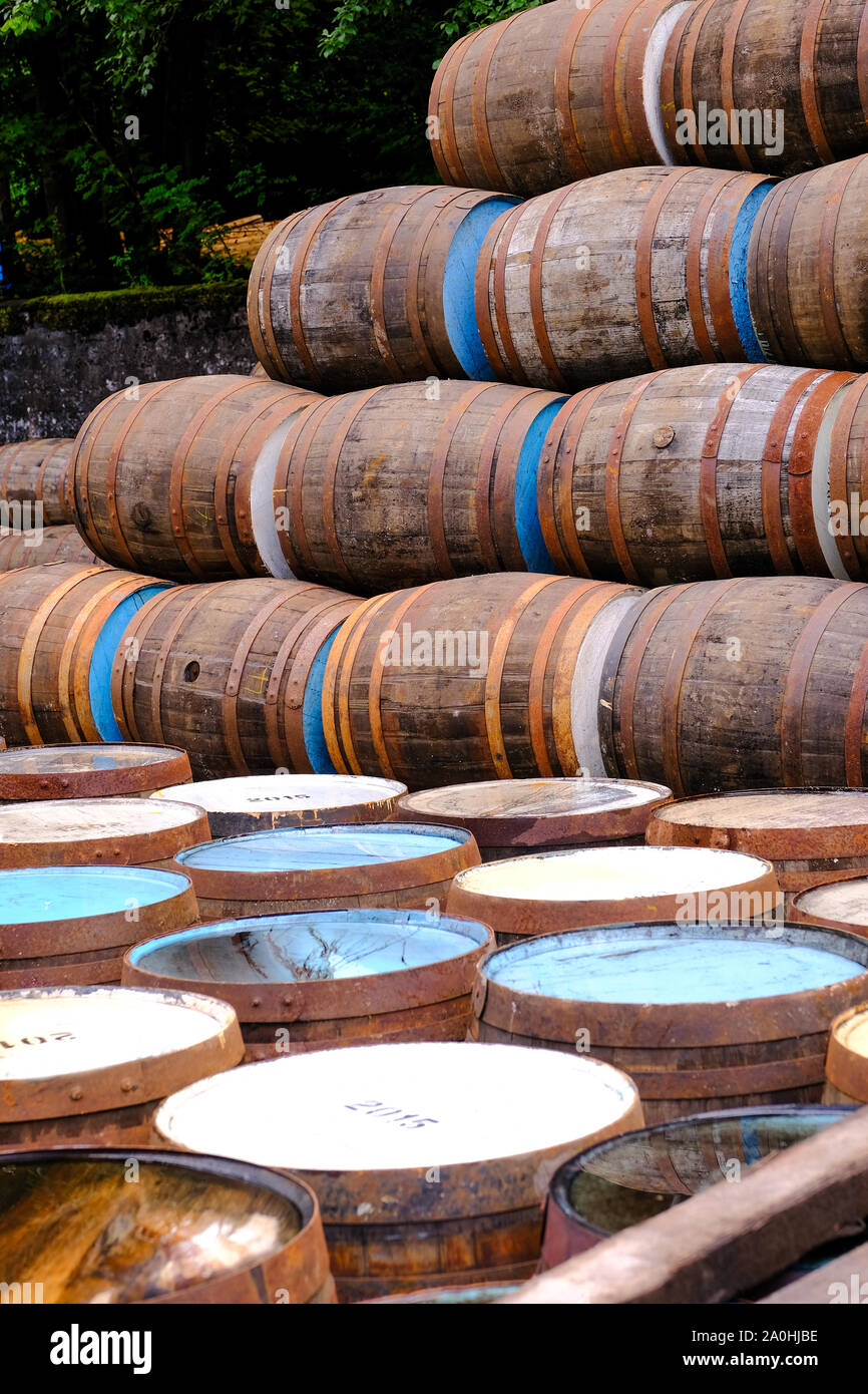 Una selezione di una pila di tradizionali botti di legno usato in distilleria e industrie della birra Foto Stock