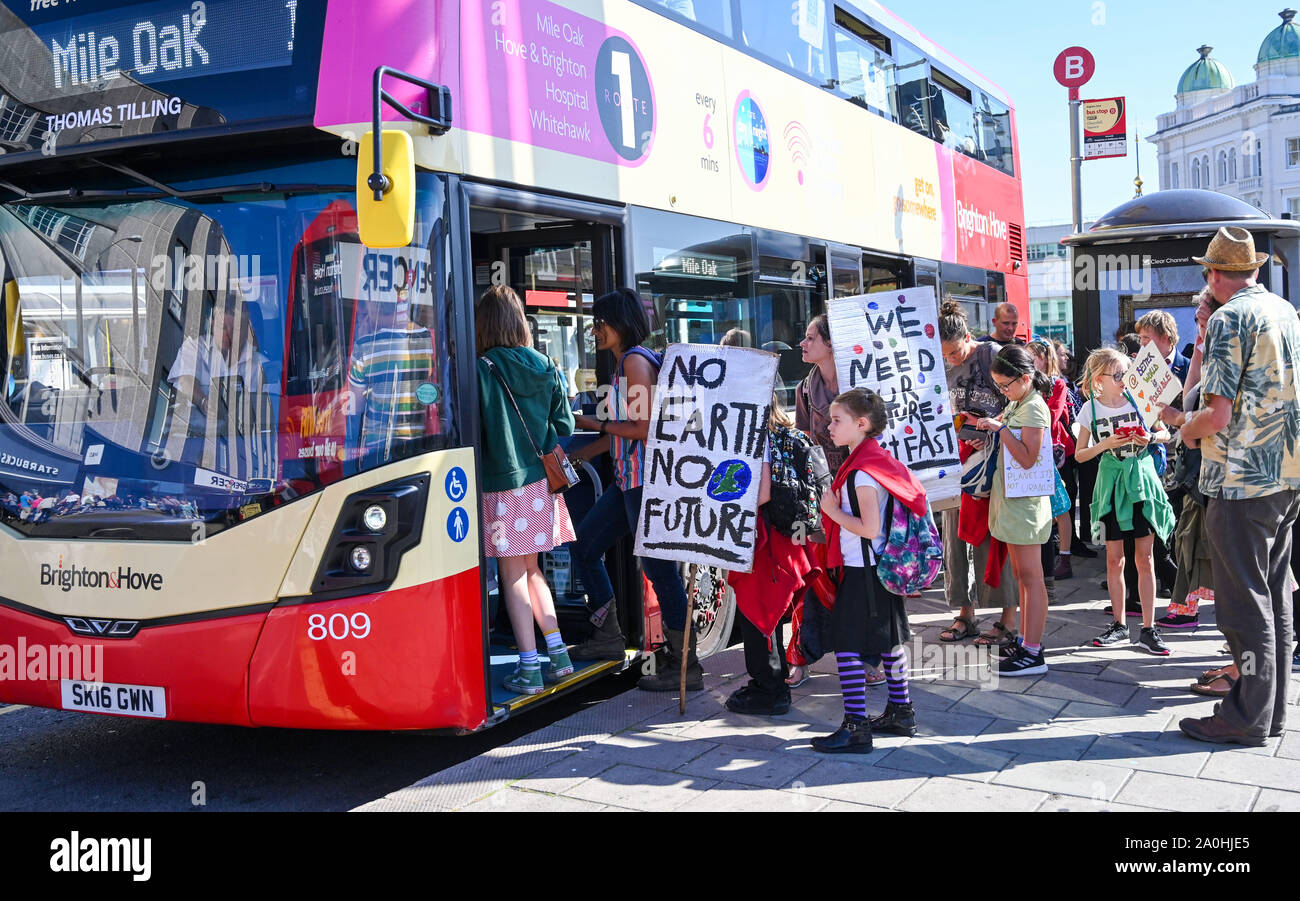 Brighton Regno Unito 20 Settembre 2019 - scuola bambini prendere un autobus dal centro di Brighton a prendere parte del clima globale sciopero marcia di protesta a partire sul lungomare Hove prima voce attraverso la Brighton . Gli adulti sono stati invitati a unirsi a migliaia di bambini che prendono parte alle proteste in tutto il mondo contro la mancanza di azione da parte del governo nella lotta contro il cambiamento climatico credito : Simon Dack / Alamy Live News Foto Stock