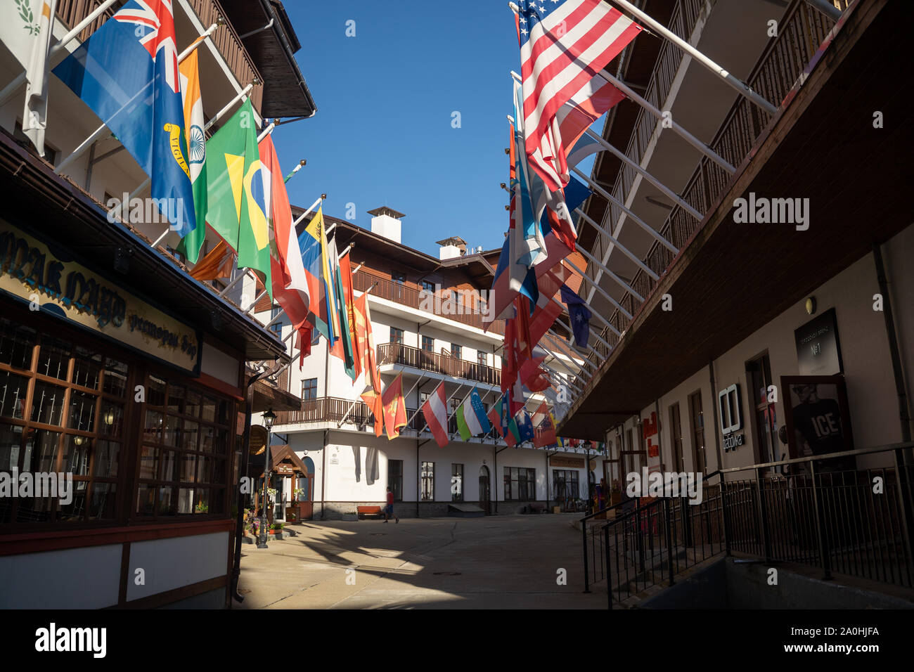 Russia, Sochi - Luglio 4, 2019: Vicolo multicolori delle bandiere nel villaggio olimpico in Rosa Khutor al giorno. Foto Stock