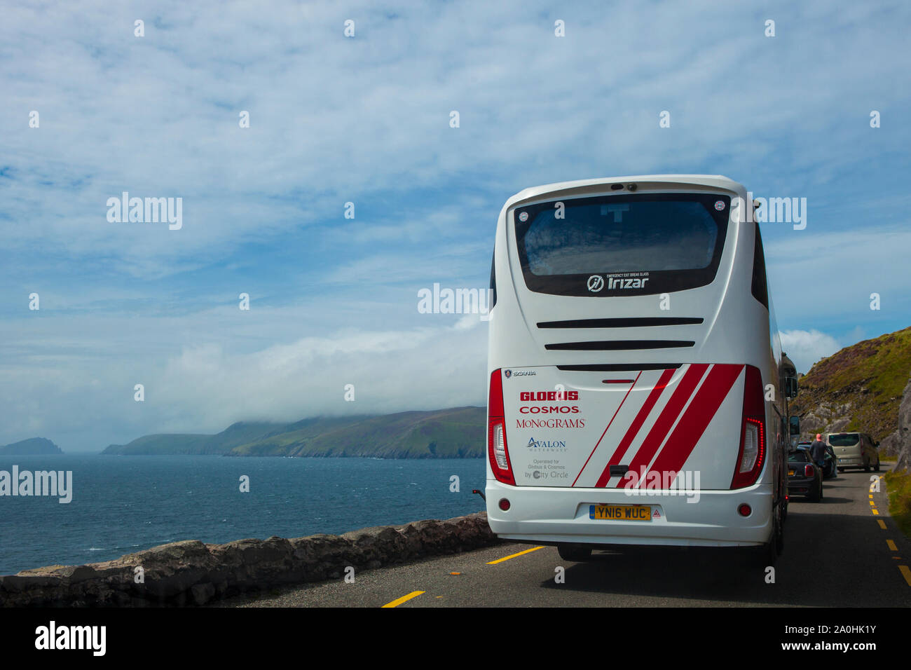 Inceppamento di traffico in paradiso - autobus turistico e traffico fermo sulla testa oneSlea, penisola di Dingle, Co. Kerry, Irlanda Foto Stock