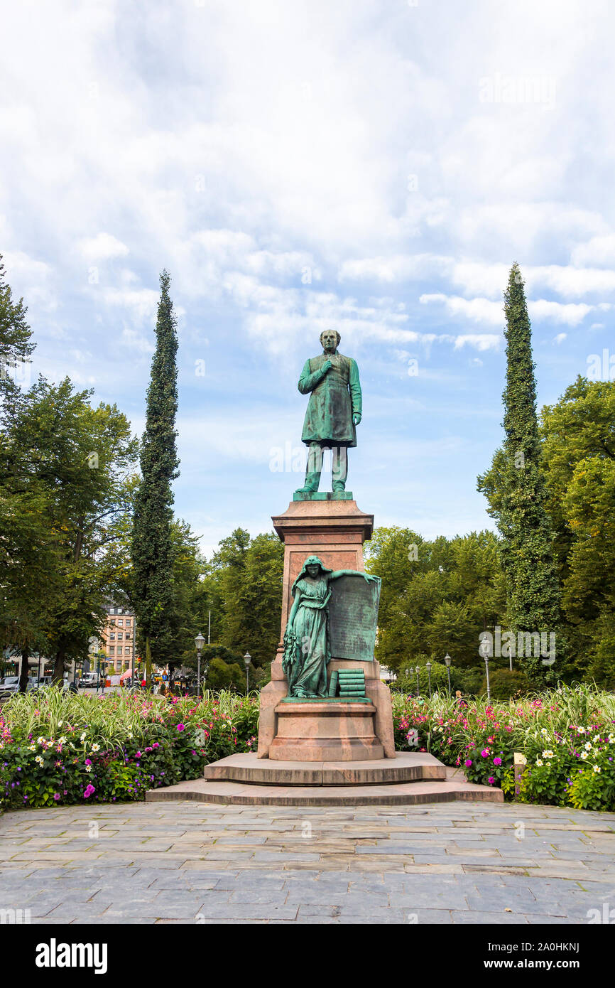 Statua del poeta nazionale Johan Ludvig Runeberg in Esplanadi park a Helsinki in Finlandia Foto Stock
