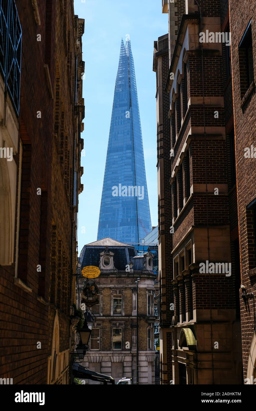 Un esterno di Shard visto da un vicolo nella città di Londra Foto Stock