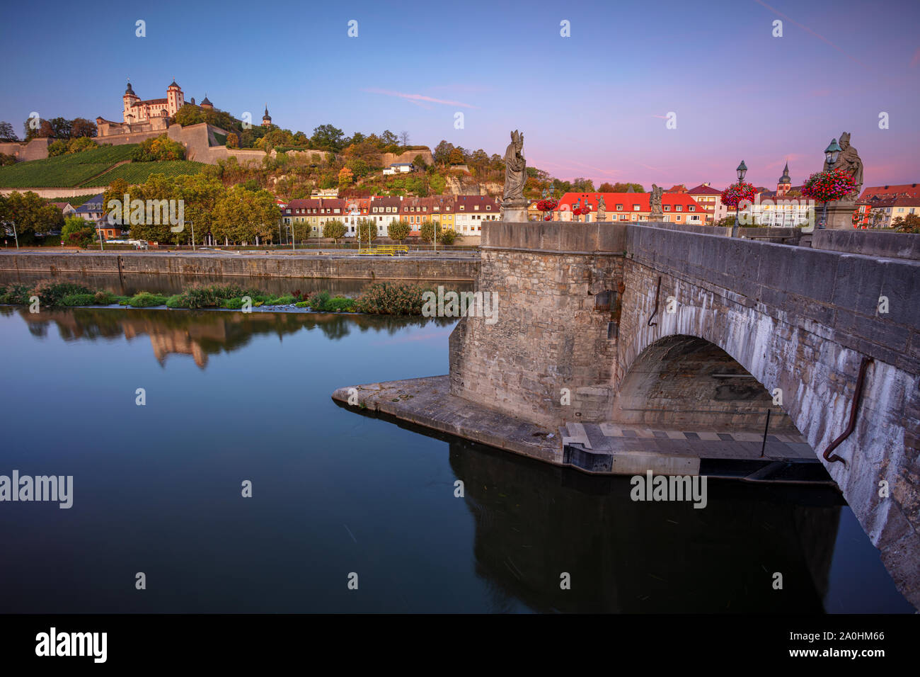 Wurzburg, vecchio ponte principale. Cityscape immagine di Wurzburg con il vecchio ponte principale oltre il fiume principale e Fortezza di Marienberg durante la bellissima alba Foto Stock