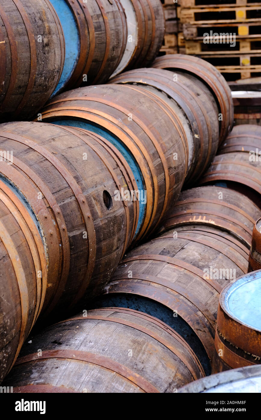 Una selezione di botti di legno usato in ela birra distilleria e l'industria Foto Stock