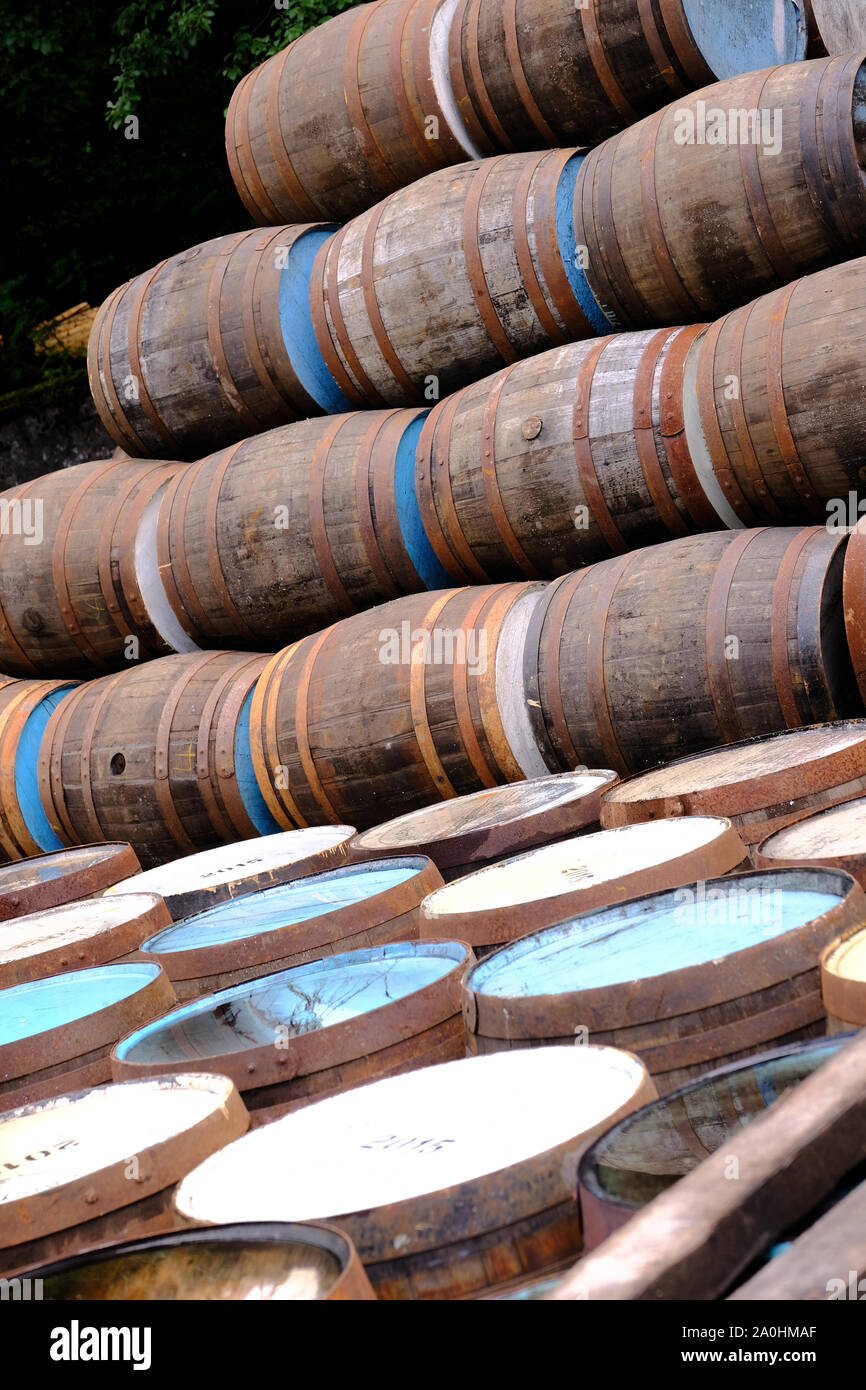 Una selezione di botti di legno usato in distilleria e industria della birra Foto Stock