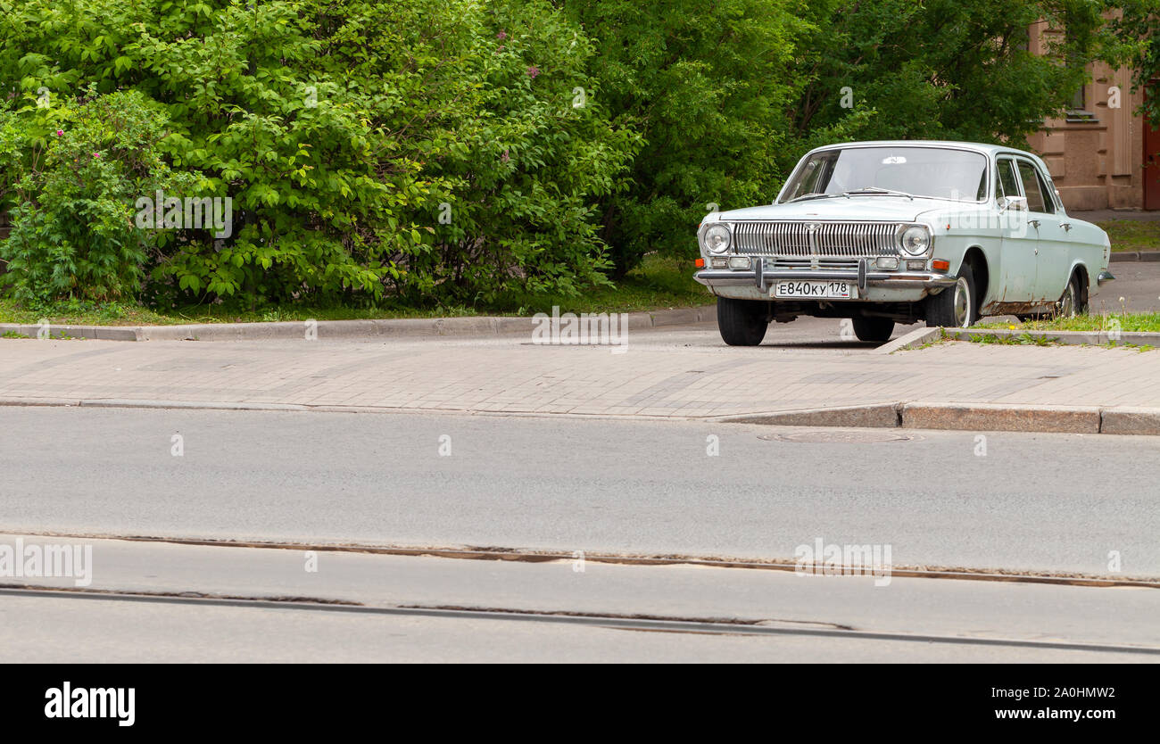 San Pietroburgo, Russia - 7 Giugno 2018: GAZ-24 Volga sorge su una strada della città. Questa è una vettura prodotta dalla Gorky Automobile impianto da 1970 a 198 Foto Stock
