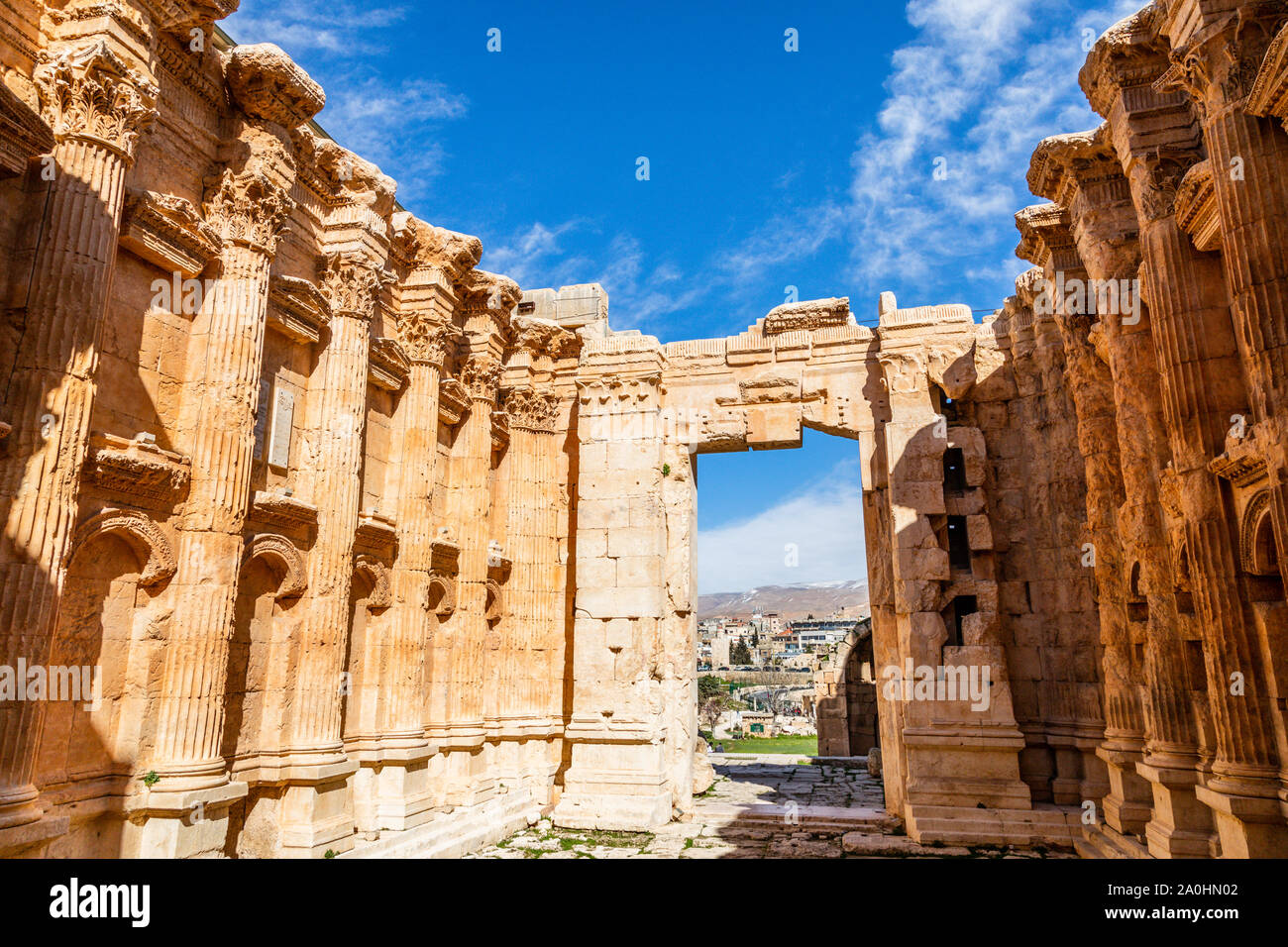 Cortile interno dell antico tempio romano di Bacco con cielo blu in background, Bekaa Valley, Baalbek, Libano Foto Stock