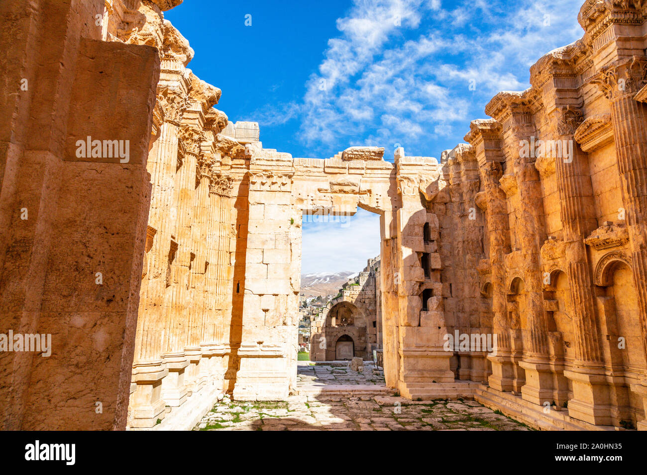 La sala interna dell antico tempio romano di Bacco con cielo blu in background, Bekaa Valley, Baalbek, Libano Foto Stock
