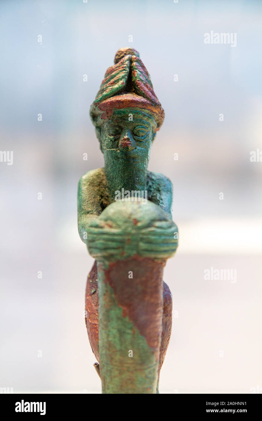 Inginocchiarsi di Dio il posizionamento di un chiodo conficcato nel terreno e tablet per commemorare la fondazione del tempio nel nome di Gudea, principe dello stato di Lagash. Foto Stock