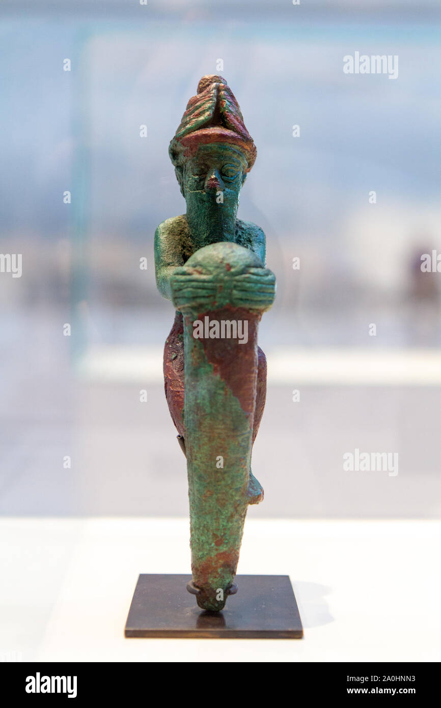 Inginocchiarsi di Dio il posizionamento di un chiodo conficcato nel terreno e tablet per commemorare la fondazione del tempio nel nome di Gudea, principe dello stato di Lagash. Foto Stock