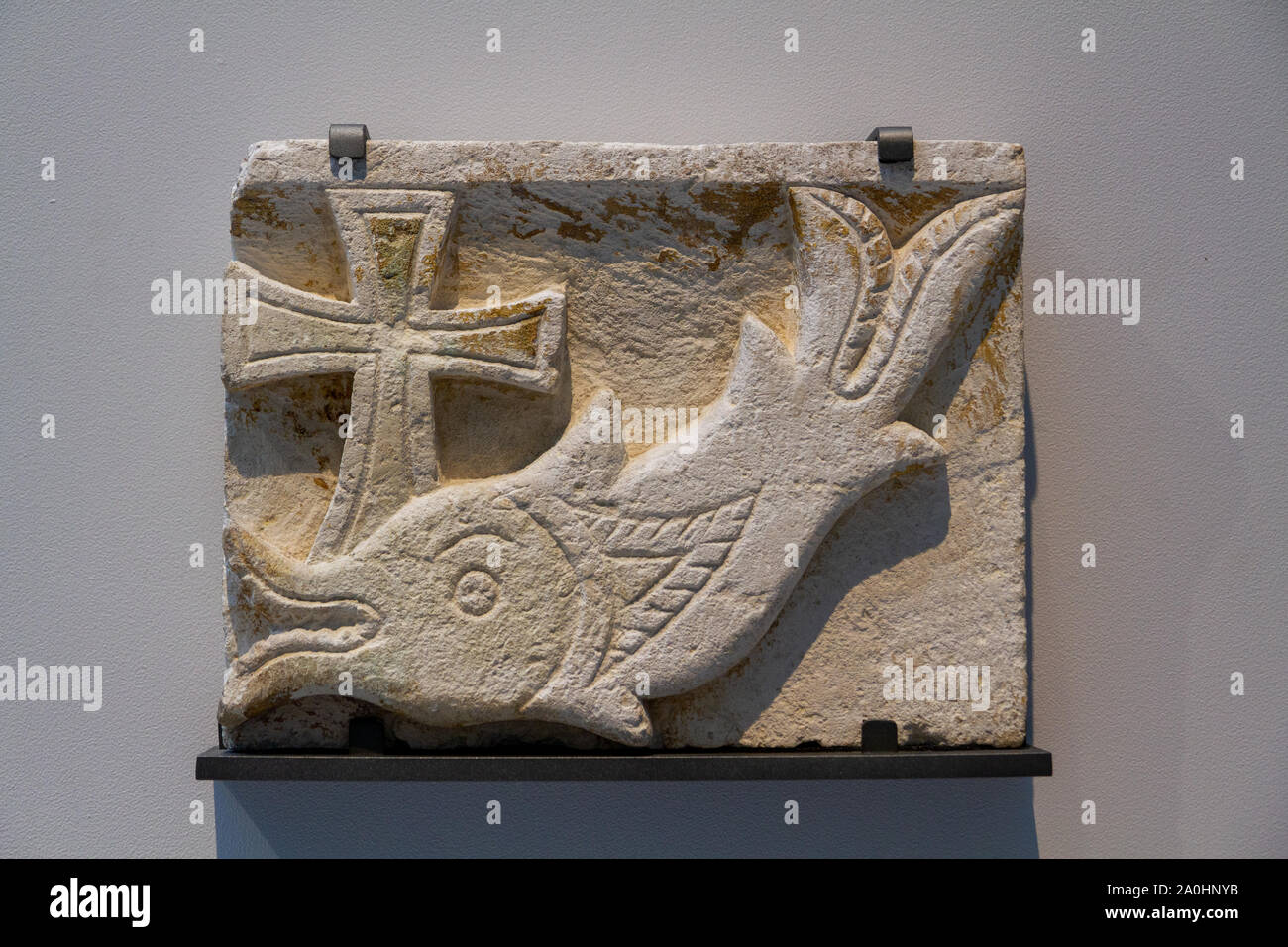 Architettura funeraria decorazione: Pesce con croce, simboli di Gesù Cristo. Intorno al 400-500 d.C. Calcare. Da Armant (Hermonths), Egitto. Foto Stock