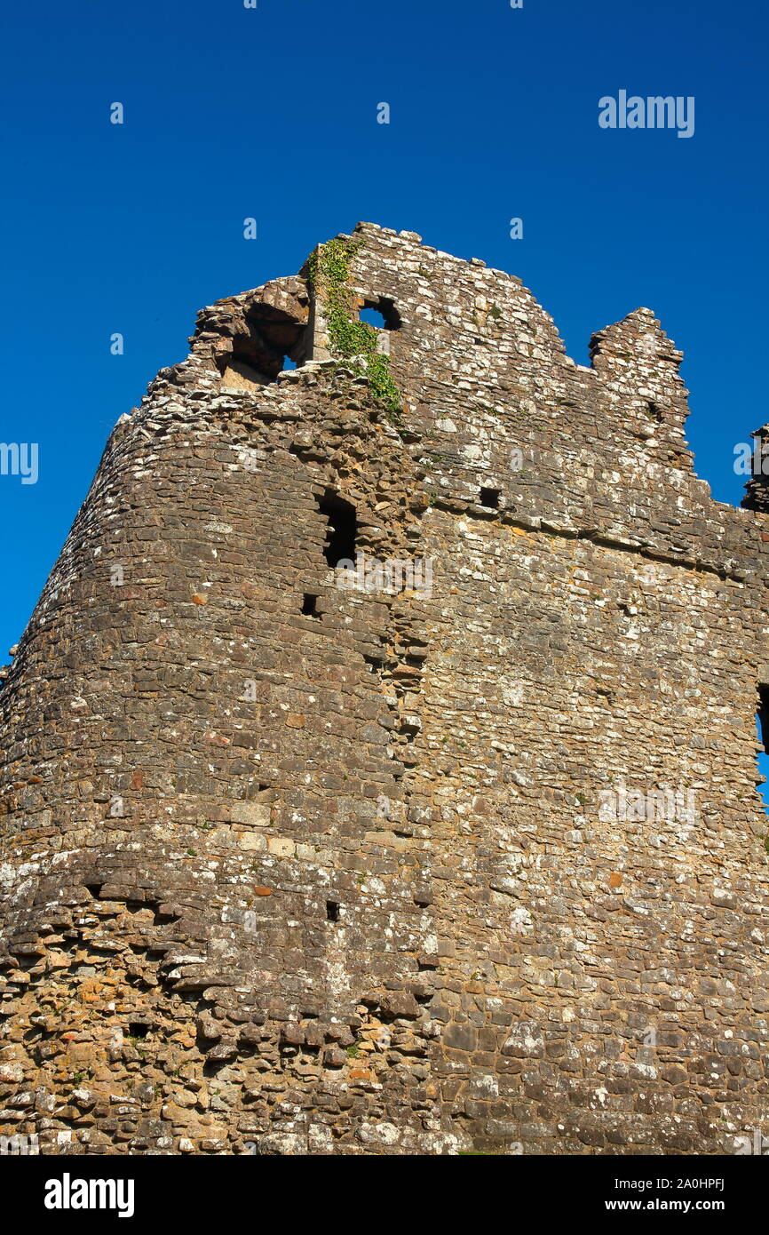 Il ben noto Ogmore rovine del castello accanto al fiume Ogmore che ha famosi trampolini per attraversare il veloce che scorre il fiume Ogmore sotto il castello. Foto Stock