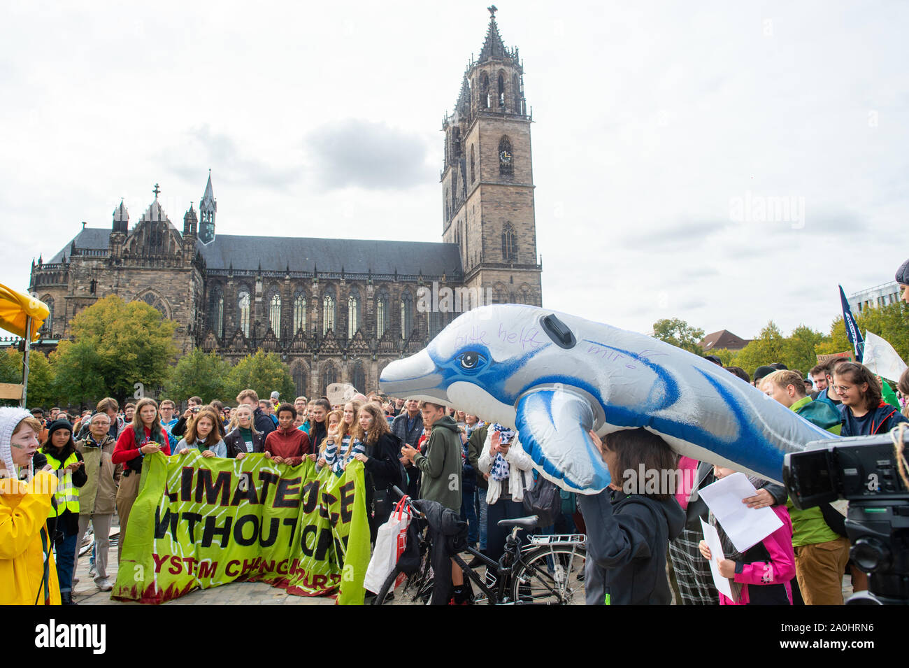 Il 20 settembre 2019, Sassonia-Anhalt, Magdeburg: i partecipanti del venerdì per le future manifestazioni raccogliere sulla Domplatz. Un partecipante deve indossare un delfino figura. I dimostranti seguire la chiamata del movimento il venerdì per il futuro e vogliono lottare per di più la protezione del clima. Essi vogliono supportare le chiamate per gli scioperi e manifestazioni di protesta in tutto il mondo. Foto: Klaus-Dietmar Gabbert/dpa-Zentralbild/dpa Foto Stock