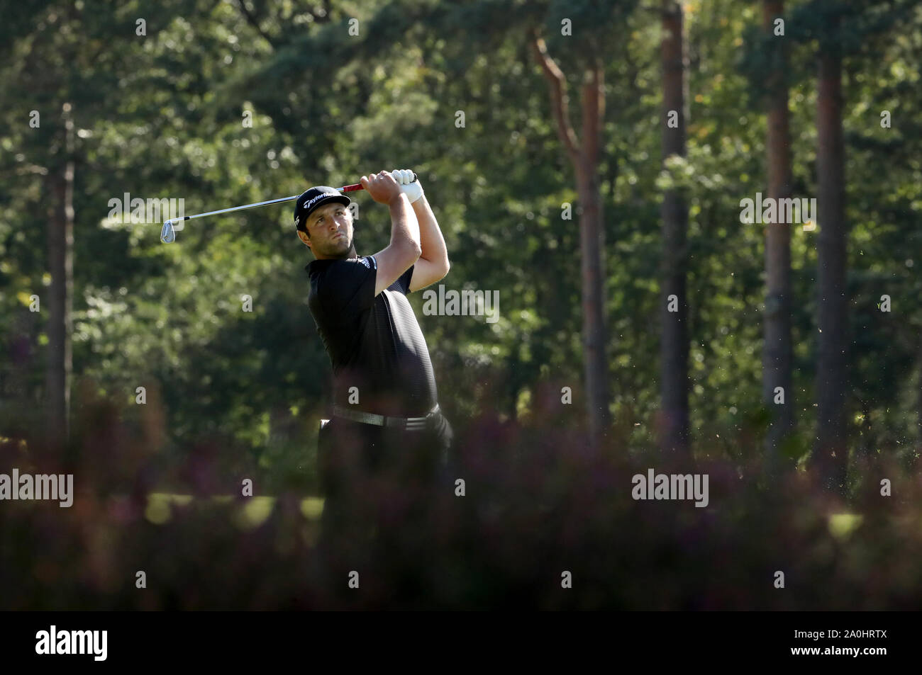 Spagna Jon Rahm in azione sul foro 9 durante il giorno due del BMW PGA Championship di Wentworth Golf Club, Surrey. Foto Stock